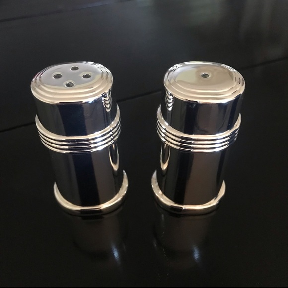 Wedgwood Windsor Small Salt & Pepper Shakers in original box, each 2 1/4” tall. - Picture 6 of 15